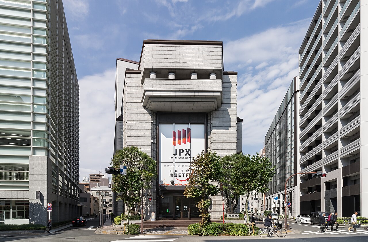 東京証券取引所。昭和58年8月13日から、第2土曜日は株の取引も休みになった。(Photo: CC BY-SA 4.0, via Wikimedia Commons)