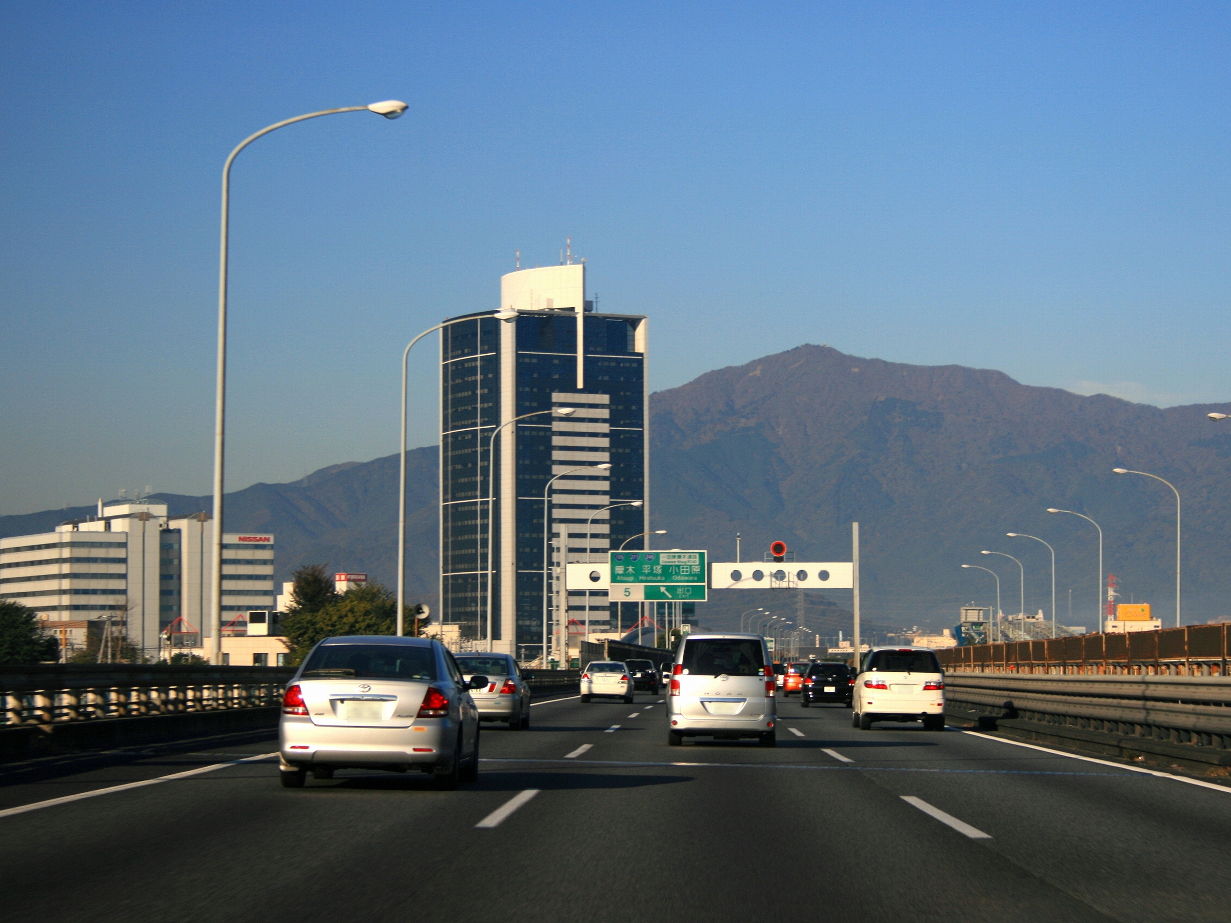 東名高速道路・厚木付近（背景に大山）