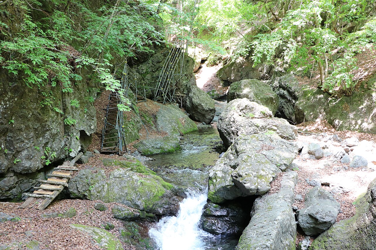 群馬県上野村の谷。御巣鷹の尾根は、この村の山の中にある。(Photo: CC BY-SA 4.0, via Wikimedia Commons)