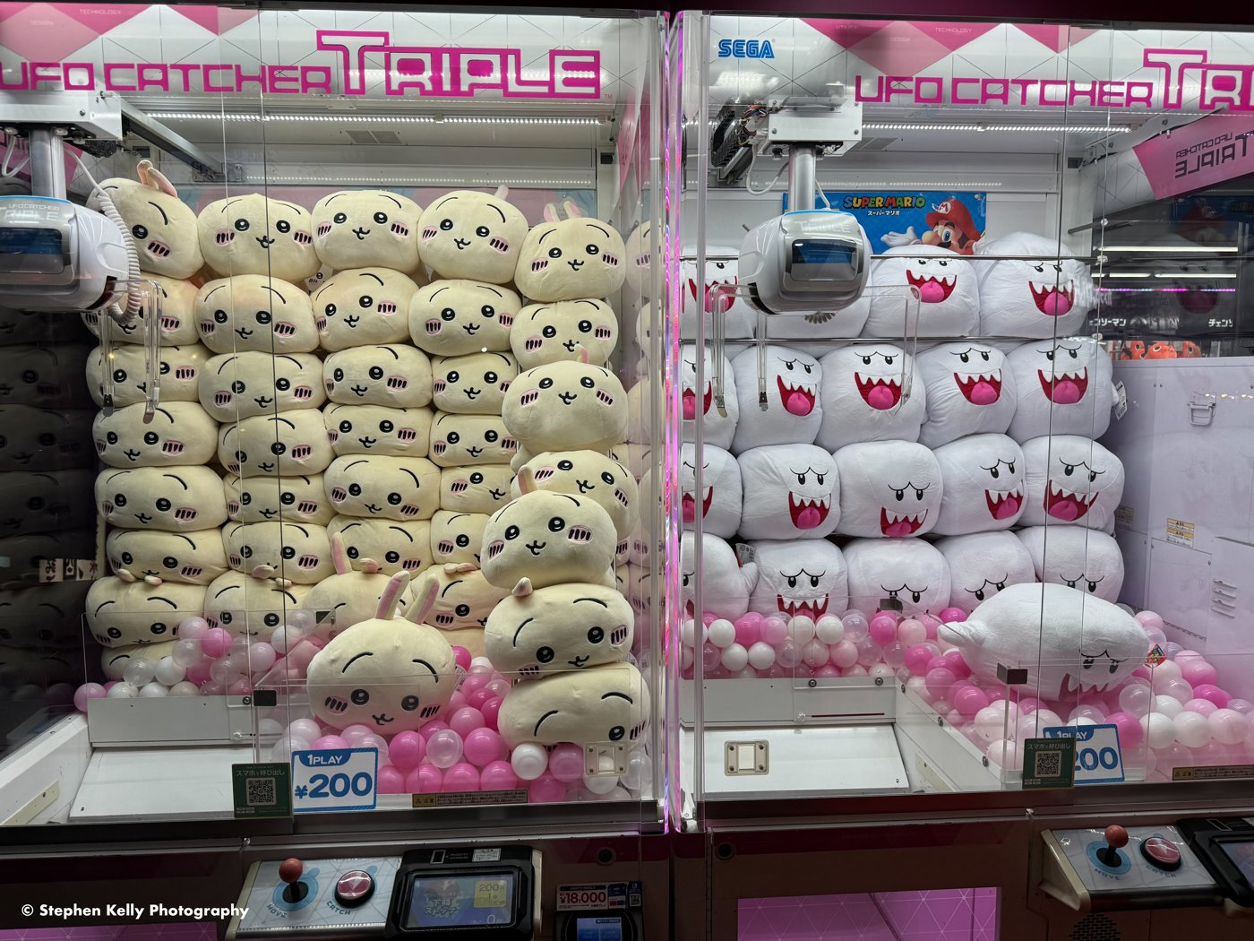 セガの「UFOキャッチャー」。アームの動きが空飛ぶ円盤に見えたことから名づけられ、やがてクレーンゲームの代名詞になった。（Photo: Stephen Kelly / CC BY 2.0, via Wikimedia Commons）