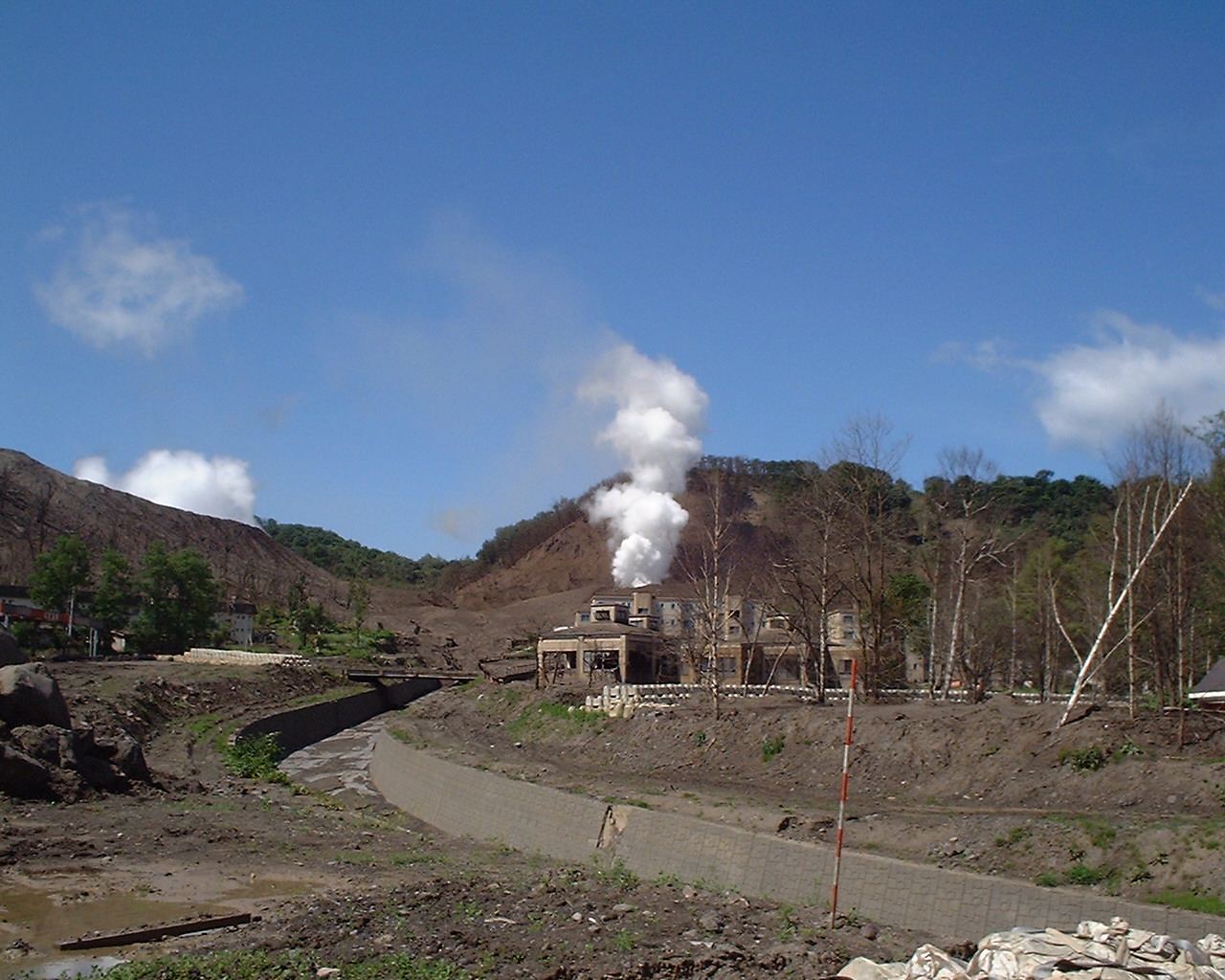 有珠山のふもと。いまも斜面のあちこちから噴気が上がり続けている。(Photo: CC BY-SA 3.0, via Wikimedia Commons)
