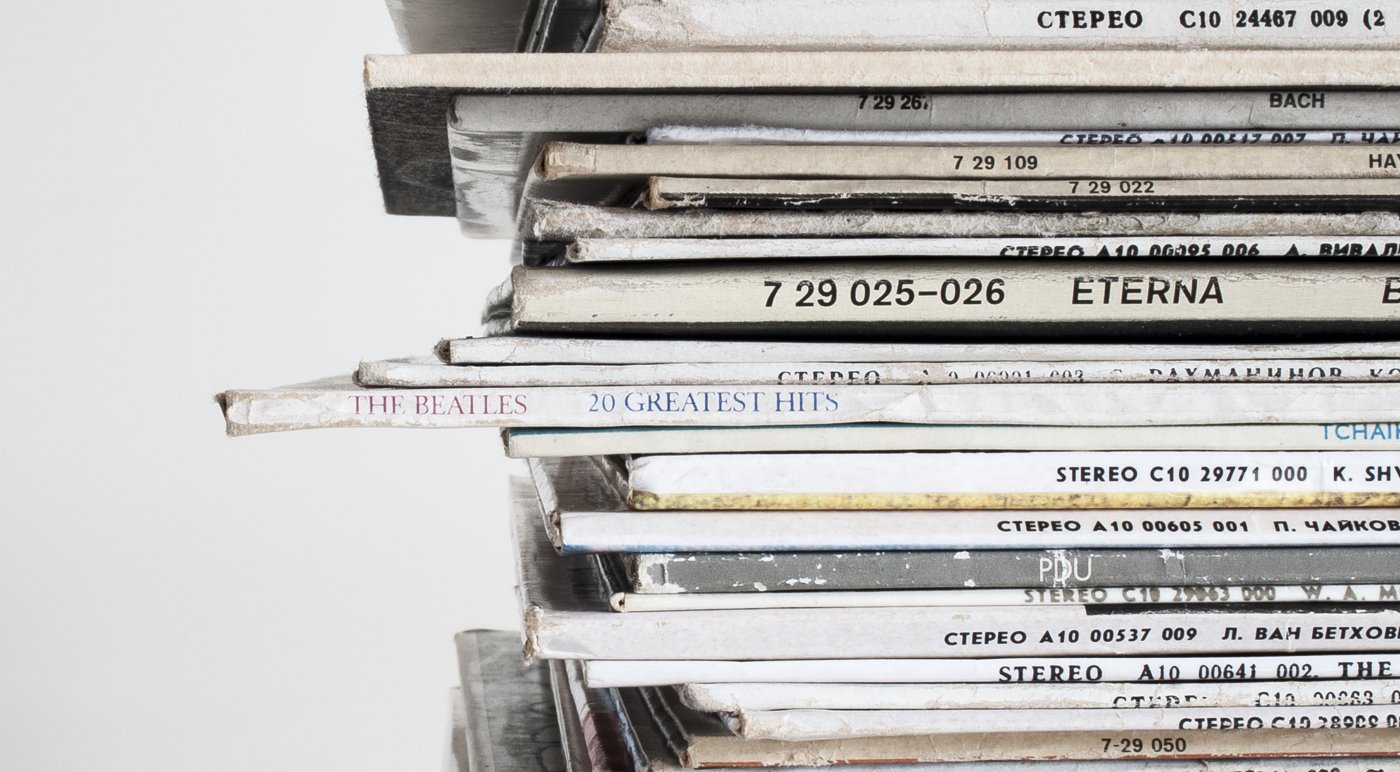 レコードを一枚ずつ買い集め、テープにダビングする。あの頃の音楽は、手間と小遣いの上に成り立っていた。(Photo: CC0, via Wikimedia Commons)