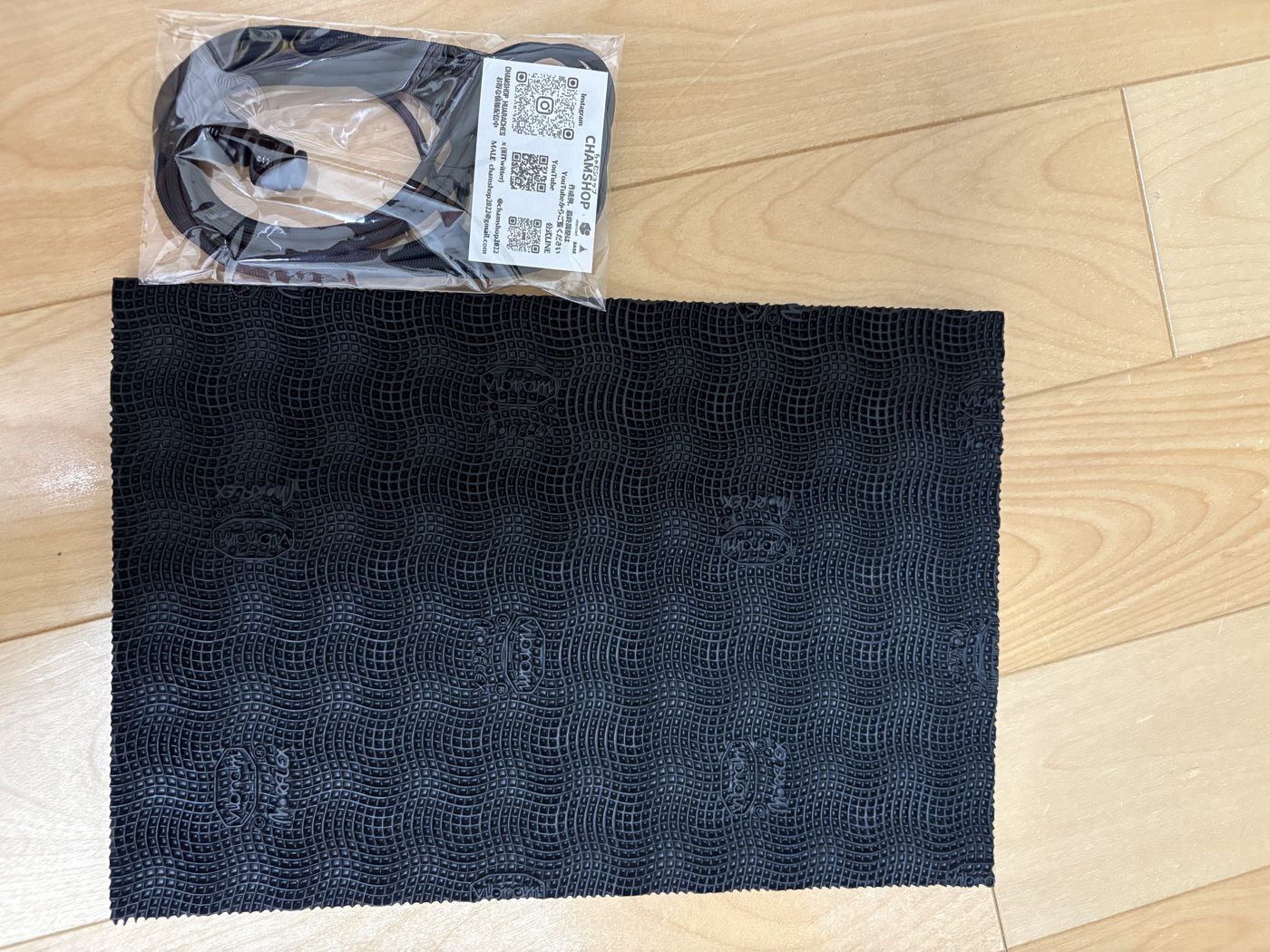 届いたのは、これだけ。Vibramのロゴがびっしり刻印された黒いゴムシートと、袋に入ったパラコード一式。「え、これが全部？」と思いましたが、本当にこれが全部です。