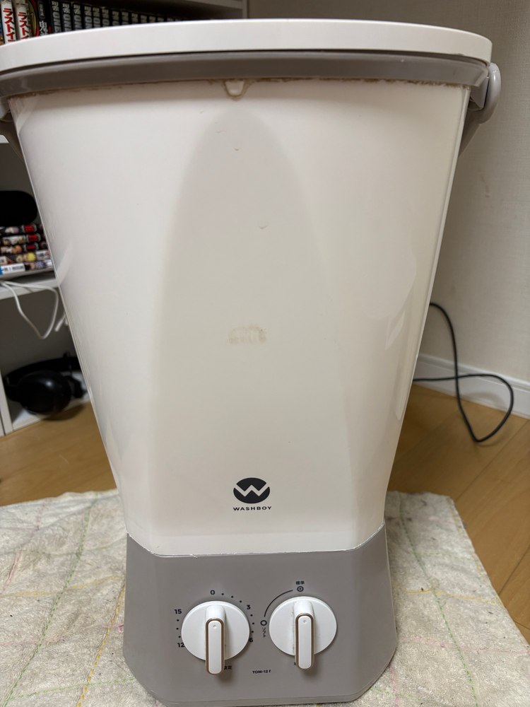 わが家のバケツ型洗濯機「WASHBOY」。子どもたちの泥だらけのユニフォームは、まずここで下洗いする。(筆者撮影)