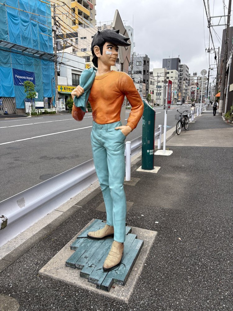 いろは会商店街の土手通り側に立つ矢吹丈の像(東京都台東区日本堤)。(筆者撮影)