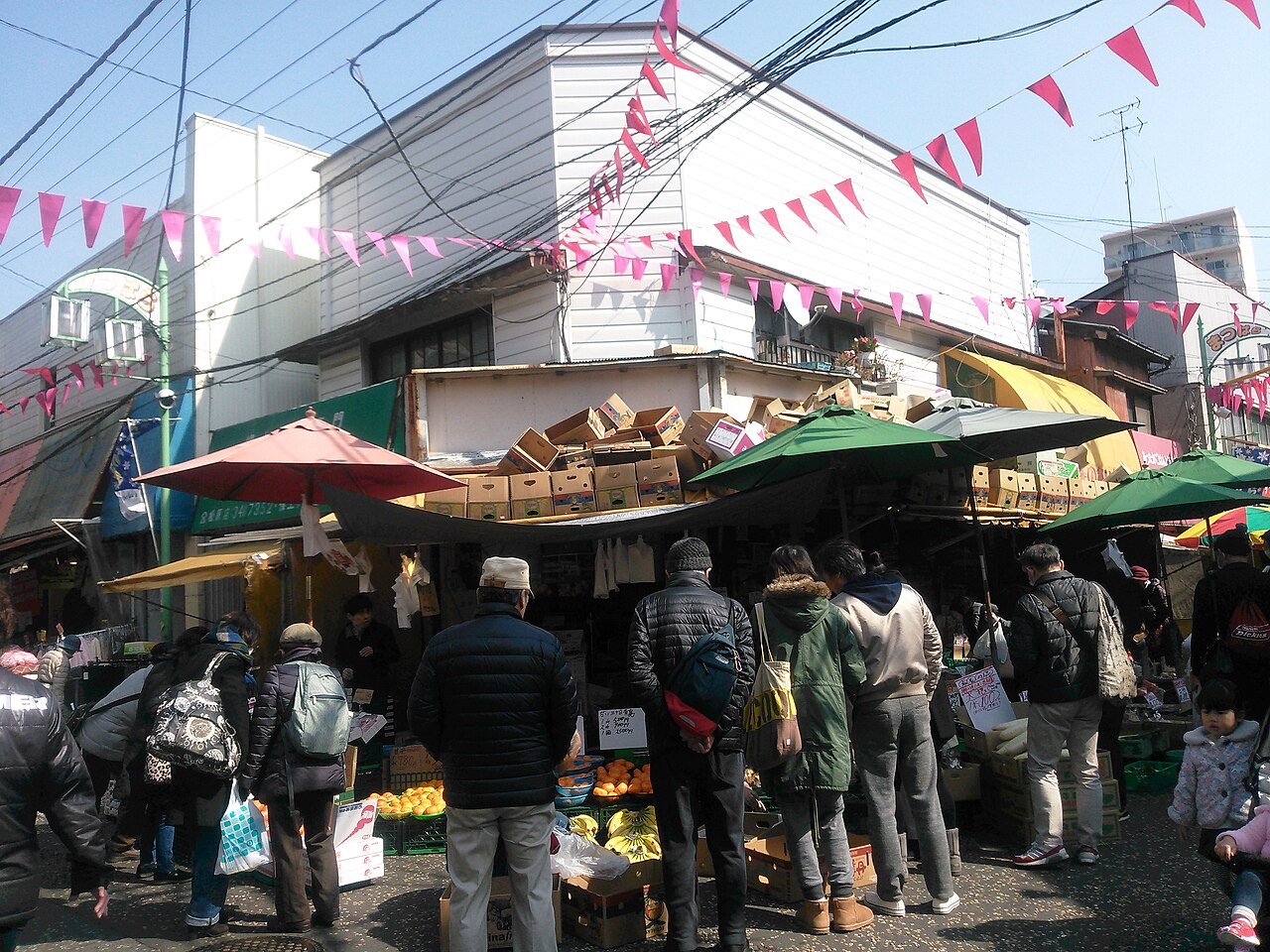 商店街の青果店。値札とバーコードではなく、店の人の手と声で売られていた。(2018年、横浜・洪福寺松原商店街/Photo: CC0, via Wikimedia Commons)