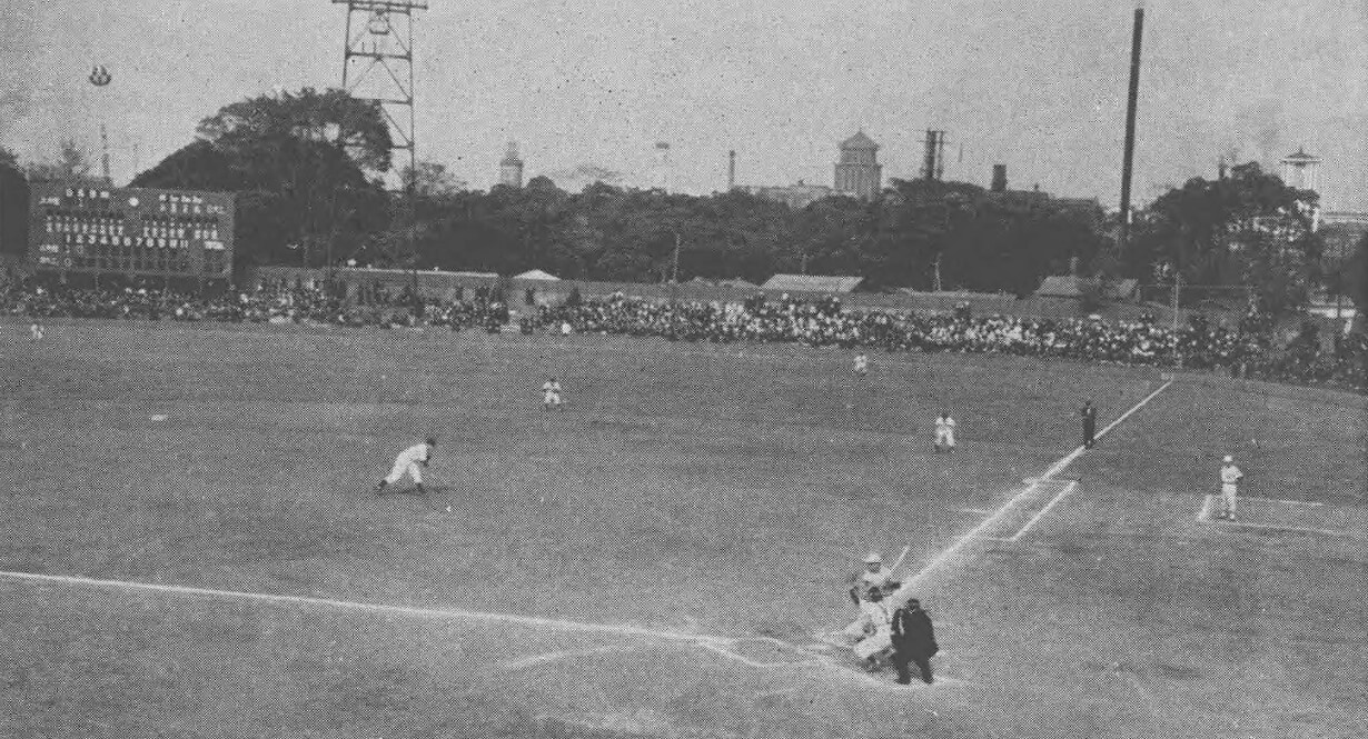 横浜公園の球場。日本のプロ野球は、この場所で初めて夜の照明の下に立った。（Photo: パブリックドメイン, via Wikimedia Commons）