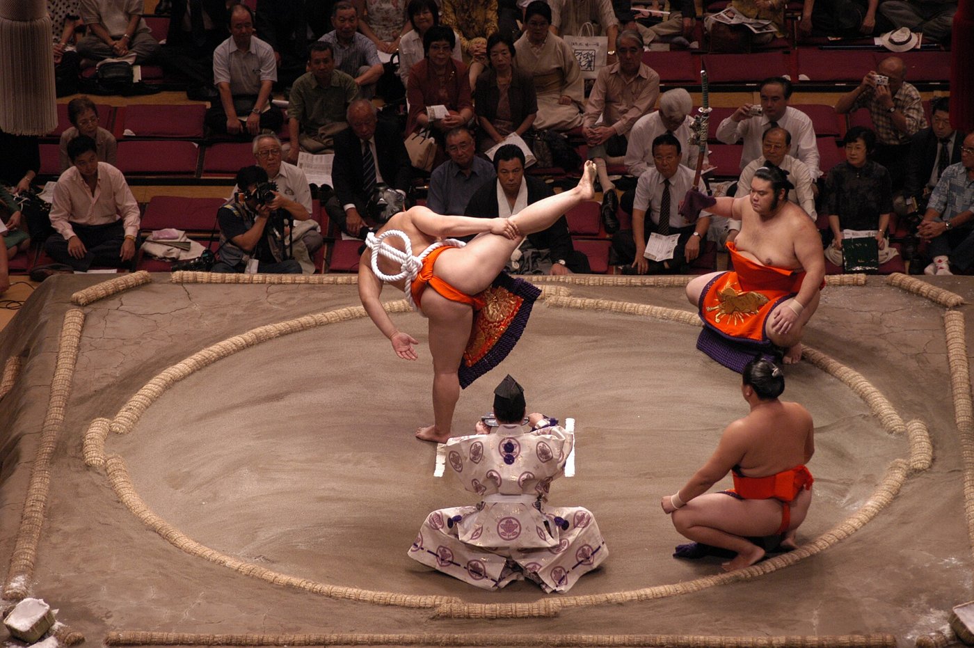 横綱土俵入り。綱を締めた者だけが踏むことを許される、あの四股。(Photo: CC BY-SA 3.0, via Wikimedia Commons)