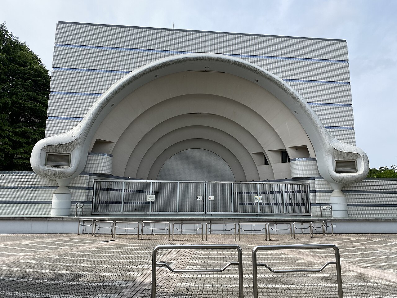 代々木公園の野外ステージ（2022年撮影）。第1回のフィナーレは、この公園で行われた。（Photo: CC BY 2.0, via Wikimedia Commons）
