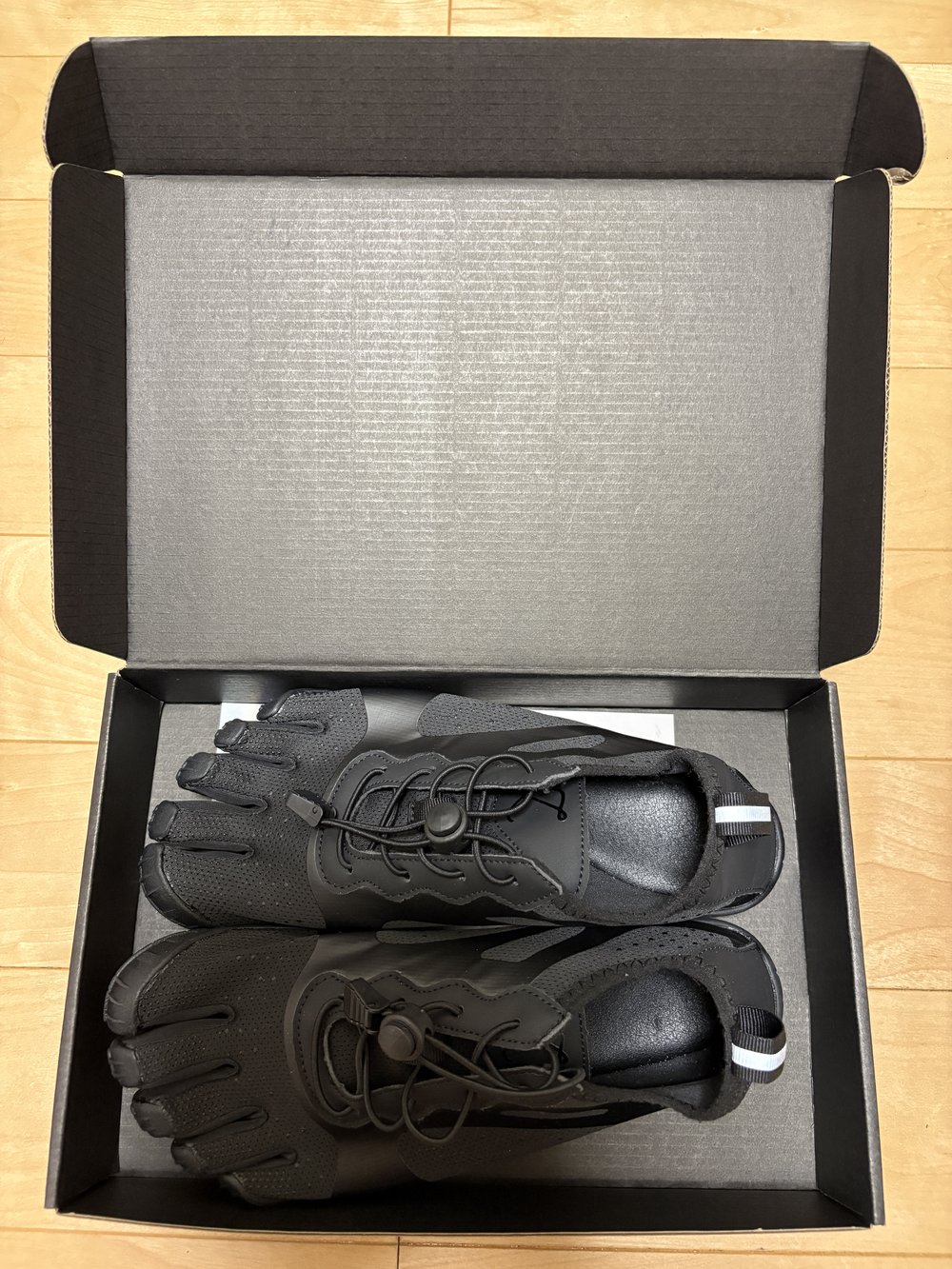 届いたZEROH。黒い箱の中に、黒い一足。